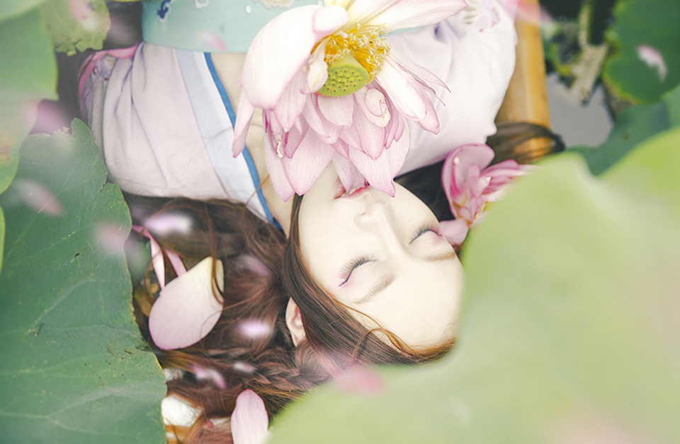 Gặp lại "công chúa cosplay" trong bộ ảnh sen lãng mạn - 6 Bộ ảnh này vừa được Chibi thực hiện nhân mùa sen Hà Nội.