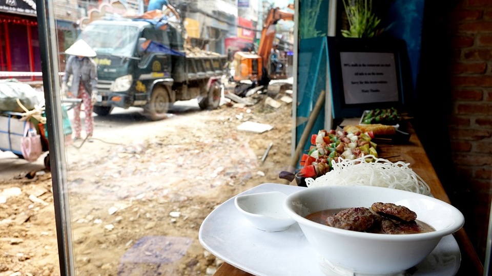 Tất bật “thay da” cho đường Bùi Viện trở thành phố đi bộ - 3 Việc thi công có chút ảnh hưởng đến kinh doanh nhưng người dân rất sẵn lòng hợp tác, ủng hộ một chủ trương đúng của thành phố.