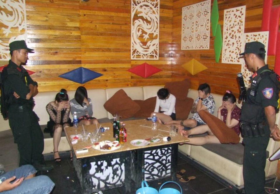 Lúc ập vào quán, nhiều phòng karaoke vẫn đang hoạt động dù đã quá nửa đêm