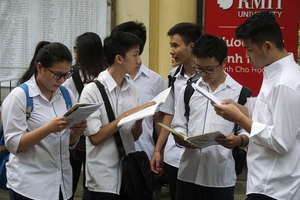 Thí sinh vui vẻ, thoải mái bước vào môn thi đầu tiên - 3
Trong khi nhiều thí sinh tập trung ôn bài thì số đông khác vui vẻ trò chuyện trước giờ vào thi.