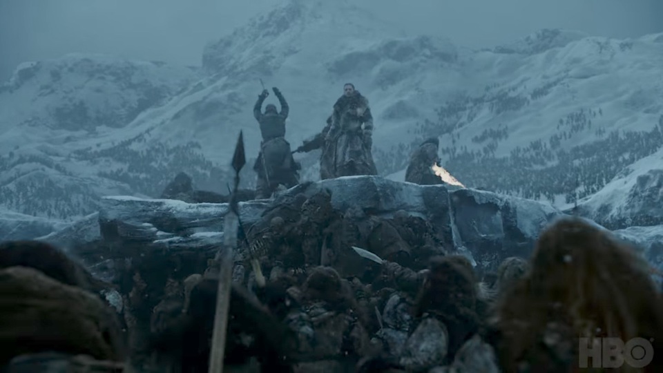 Trong khuôn hình này có thể thấy thanh gươm bốc lửa dữ dội của Beric, khi đang chiến đấu bên Jon Snow. Rất khó có thể đoán được chính xác họ đang chiến đấu với bên nào, nhưng nhiều khả năng đây là cuộc chiến với xác sống Bóng Trắng.