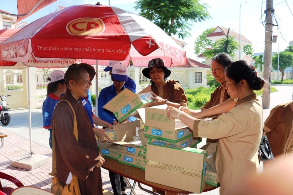 Tình nguyện viên của Huyện đoàn cùng các phật tử của các nhà chùa chuẩn bị sữa đậu nành để phát miễn phí cho các sĩ tử. Toàn bộ 1.800 hộp sữa đậu nành đều được phát cho các em thí sinh miễn phí để giải nhiệt, bớt căng thẳng trong giờ thi cử.