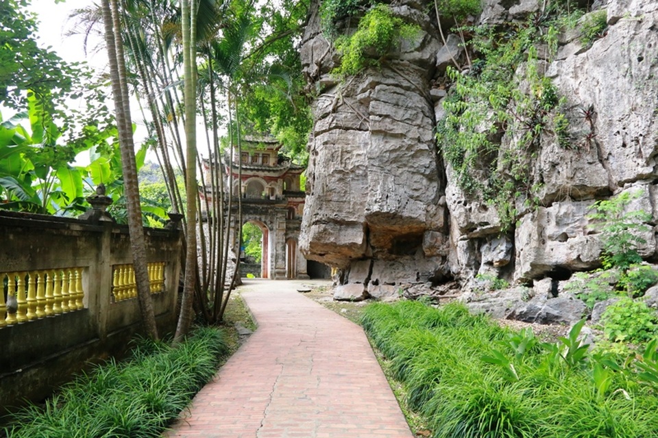 Toàn bộ quần thể chùa Bích Động đều được nằm tựa lưng vào dãy núi. Theo sử cũ ghi lại, ban đầu Bích Động chỉ là ngôi chùa nhỏ, năm 1705 có hai vị hòa thượng Trí Kiên và Trí Thể (quê huyện Nghĩa Hưng, tỉnh Nam Định) đến đây thấy núi Bích Động có địa thế tuyệt đẹp và đã có chùa nên quyết định dừng chân, tự mình sửa sang chùa cũ, đi quyên giáo xây dựng lại thành 3 ngôi chùa để tu hành.