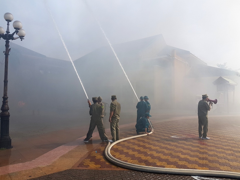 Lực lượng dân quân tại chỗ tiến hành chữa cháy trước khi lực lượng PCCC chuyên nghiệp đến