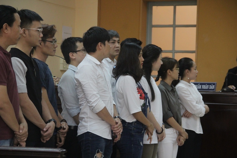 Nghệ sĩ Ngọc Trinh khóc nức nở tại tòa - 3 Phiên tòa sáng nay, HĐXX triệu tập hàng loạt diễn viên tới tòa với vai trò nhân chứng.