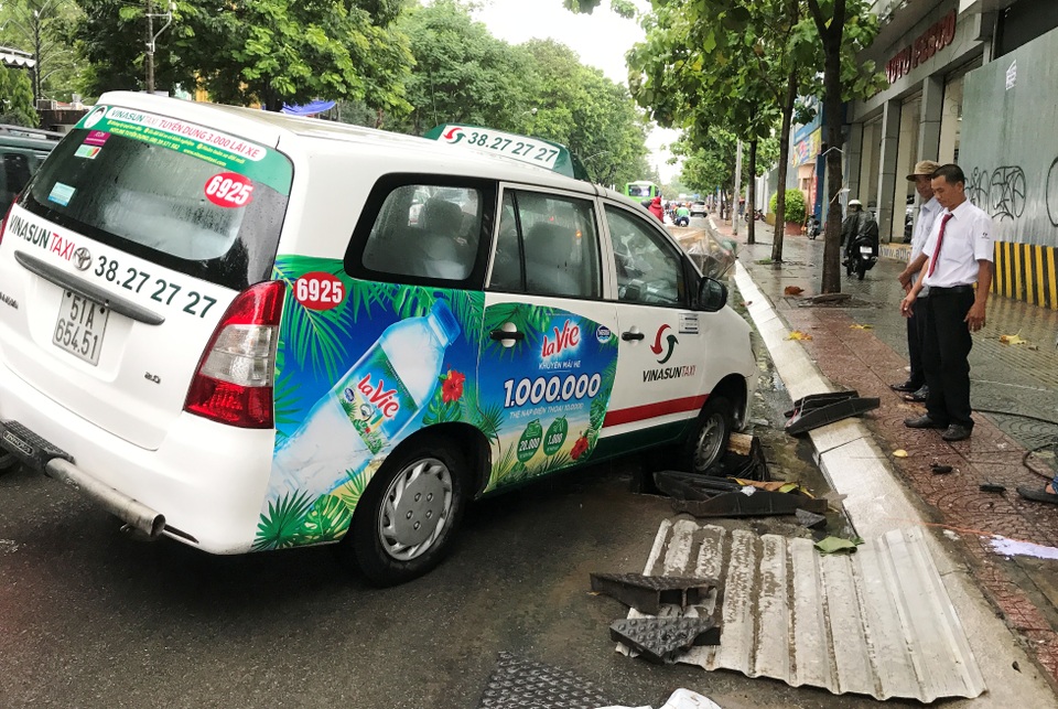 Tài xế “dính bẫy”, taxi lọt hố công trình giữa Sài Gòn - 2
Theo người dân, hố công trình do một nhóm công nhân đến mở nắp để thi công. Tuy nhiên khi có mưa, những công nhân chỉ che đậy sơ sài bằng tấm thiếc rồi bỏ đi.