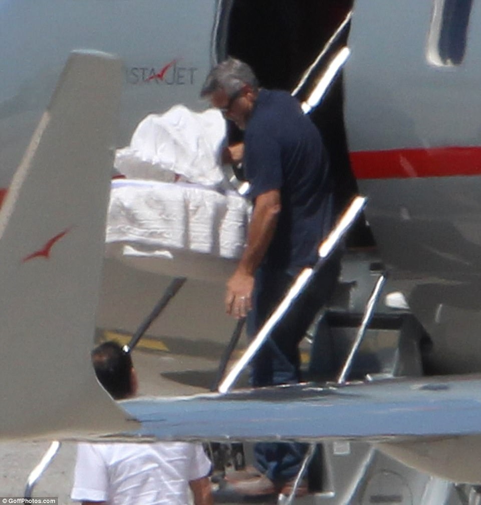 Đây là lần đầu tiên George Clooney xuất hiện kể từ khi lên chức cha ở tuổi 56 hồi tháng trước.