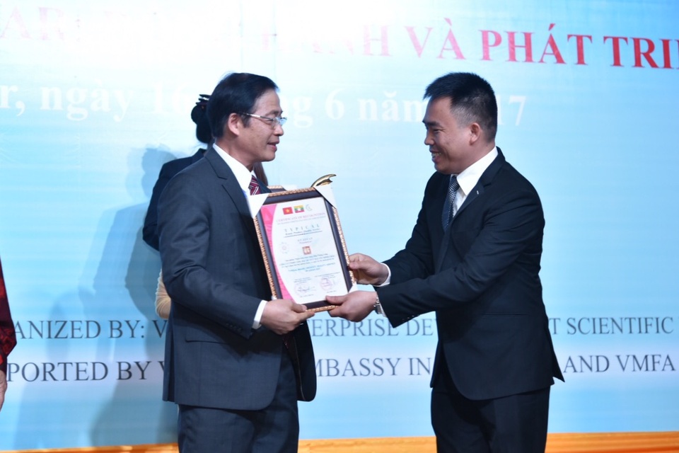 Bảo Tín Minh Châu vinh dự nhận 3 giải thưởng Quốc tế tại Thái Lan và Myanmar - 3
Doanh nhân văn hóa - Tổng Giám đốc Vũ Minh Châu nhận giải thưởng tại Myanmar.