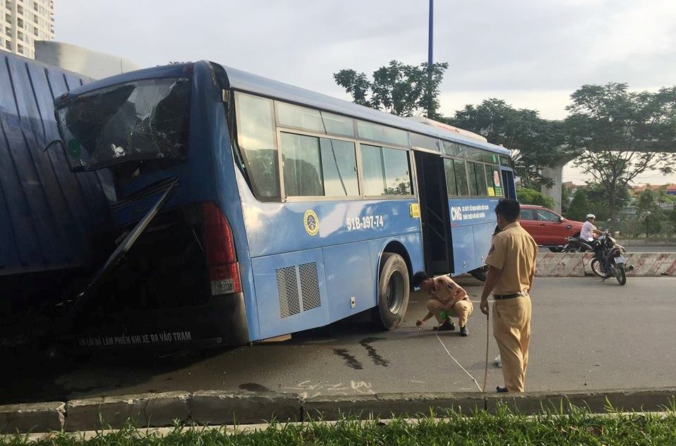 Lực lượng CSGT Công an quận 2, TPHCM khám nghiệm hiện trường, xử lý vụ tai nạn.