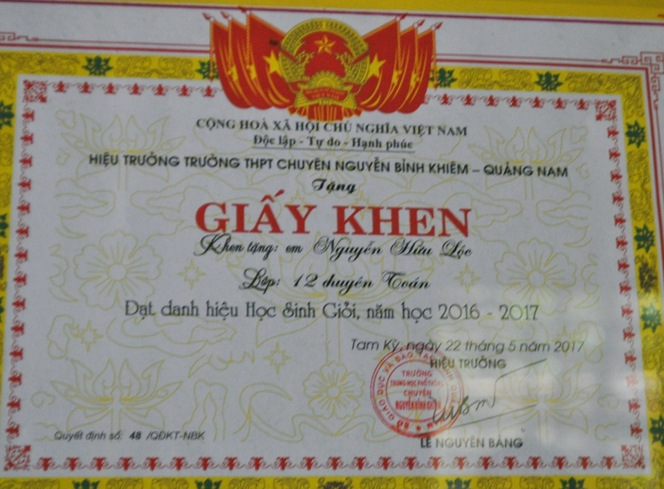 Nam sinh đạt 29,6 điểm khối B chia sẻ bí quyết học tập - 3
Trong 12 năm liền, Lộc luôn đạt thành tích học sinh giỏi, là niềm tự hào của gia đình. Thành tích học tập của em chính là niềm tự hào, hạnh phúc của ba mẹ.