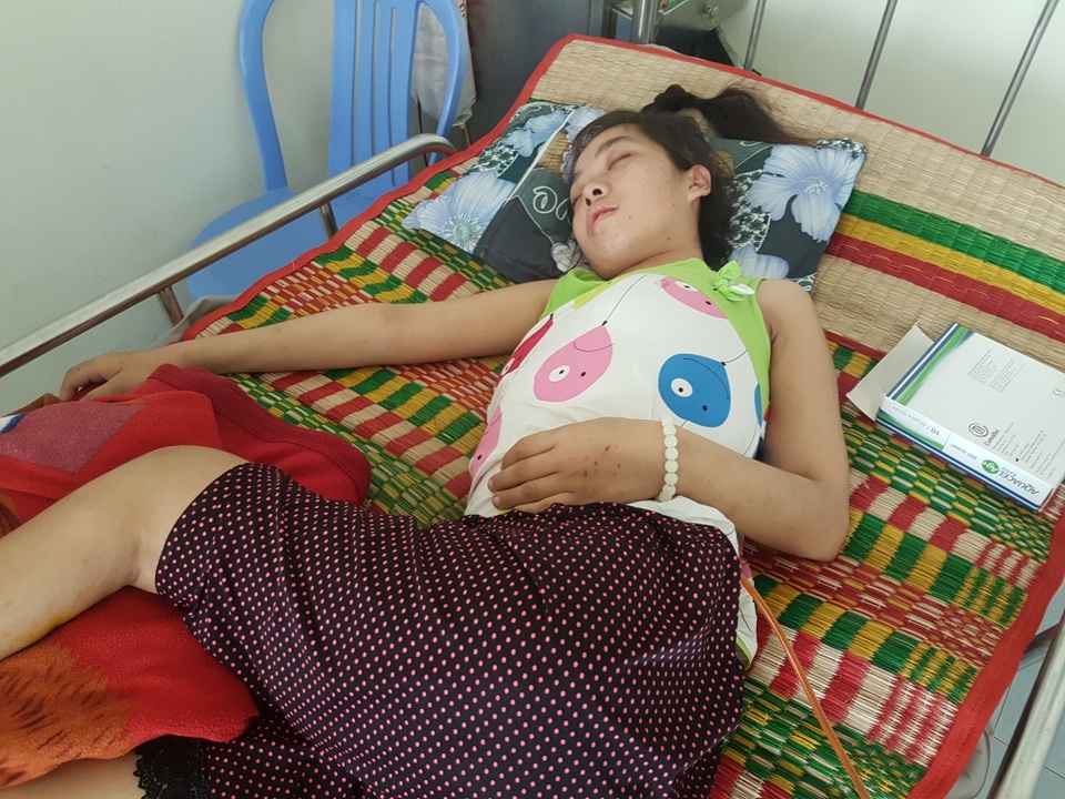 Xót xa cảnh chồng nuôi vợ bị liệt vì di chứng lao não - 3 Chị Hiền nằm liệt giường mấy tháng nay