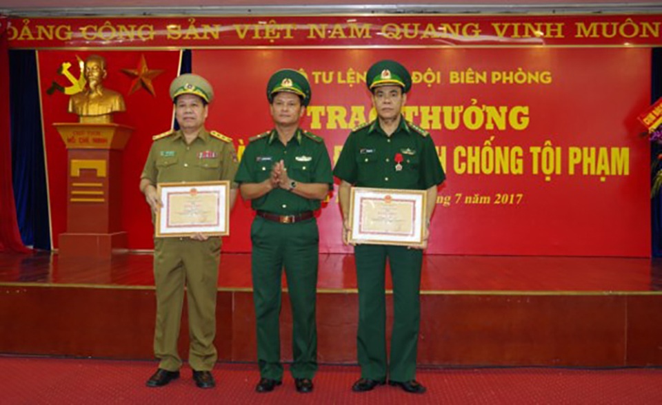 Thưởng Ban chuyên án bắt giữ 40 bánh heroin và 120.000 viên ma túy tổng hợp - 4 Thiếu tướng Nguyễn Văn Nam trao bằng khen cho các tập thể, cá nhân xuất sắc trong Ban chuyên án 474LV