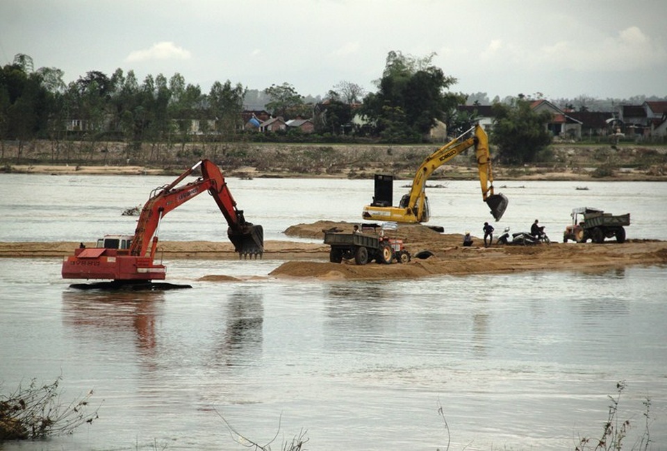 "Sở TN-MT ở đâu khi cát "chảy" tràn sang tỉnh khác?" - 2 Doanh nghiệp khai thác cát trên sông Kôn khiến người dân lo lắng sạt lở bờ sông và làm mất đất sản xuất.