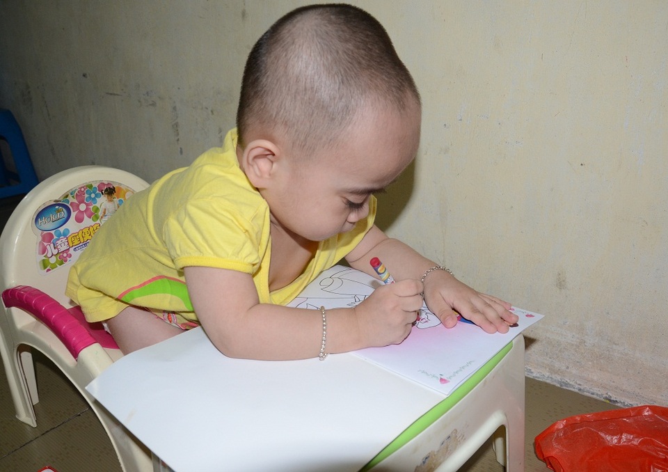 Thương 2 chị em mắc đa dị tật, suy giảm miễn dịch bẩm sinh - 3
Thùy Dương cũng rất hiếu động và ham học