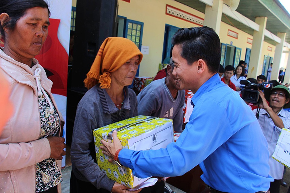 Thanh niên cả nước tham gia hành trình nhớ ơn những người anh hùng - 2 Đại diện Hội LHTN Việt Nam tỉnh Đắk Lắk tặng quà cho Mẹ Việt Nam Anh hùng