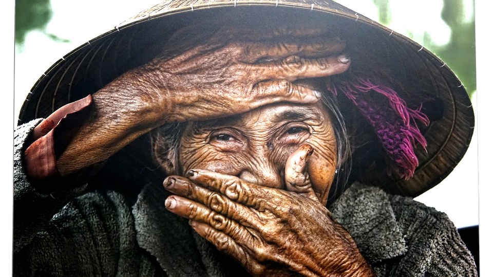 Gặp người chụp bức ảnh đăng trên 200 tạp chí của thế giới - 3 Nụ cười của bà cụ Bùi Thị Xong trong bức ảnh “Nụ cười ẩn giấu” trưng bày tại phòng ảnh của Réhahn