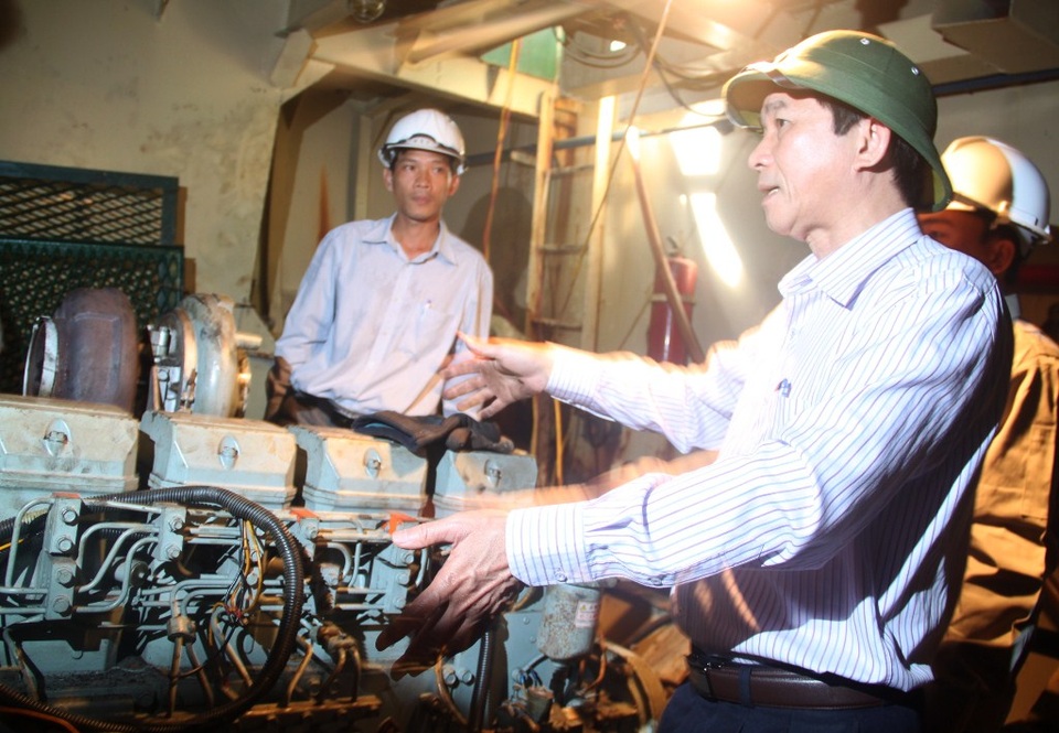 Vụ tàu vỏ thép hư hỏng: Tổng cục Thủy sản yêu cầu giám sát chặt chẽ việc sửa chữa - 1 Phó Chủ tịch UBND tỉnh Bình Định Trần Châu yêu cầu các đơn vị liên quan, đặc biệt là đăng kiểm viên phải giám sát chặt chẽ việc doanh nghiệp sửa chữa, khắc phục các tàu vỏ thép hư hỏng.