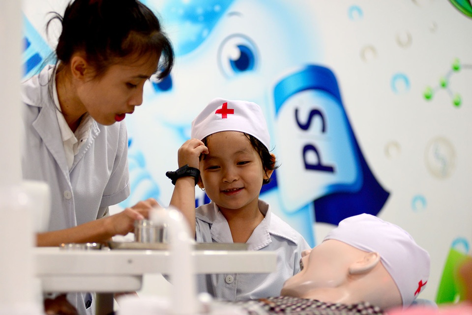 Bệnh nhi ung thư thực hiện ước mơ làm bác sĩ, đầu bếp - 3 Bé Quỳnh, 4 tuổi tỏ ra khá lạ lẫm khi được hướng dẫn công việc của bác sĩ nha khoa.