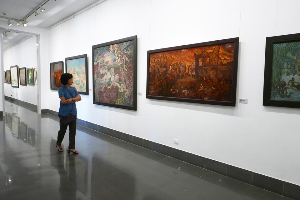 “Những năm tháng không quên” qua tranh của họa sĩ thời chiến - 3
Bộ sưu tập các tác phẩm giới thiệu trong triển lãm lần này được thực hiện bởi các hoạ sĩ, nghệ sĩ từ trường Cao đẳng Mỹ thuật Đông dương như Tô Ngọc Vân, Trần Đình Thọ, Nguyễn Văn Tỵ, Quang Phòng, đến những họa sĩ thuộc thế hệ sau như Hà Xuân Phong, Đỗ Sơn, Lê Trí Dũng, Lê Duy Ứng… Đó là các hoạ sĩ, nghệ sĩ đã tham gia kháng chiến hay trực tiếp chiến đấu, trong đó có những người đã mãi nằm lại, hoặc để lại một phần xương máu nơi chiến trường.