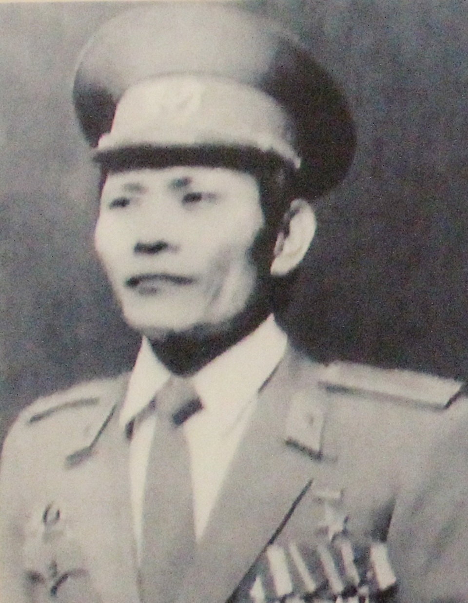 "Địch dùng dao chặt đứt lìa chân tôi, một tháng sau chúng chặt chân tôi lần 2" - 9
Ông Hoàng Thức Bảo (SN 1948, thương binh 2/4, ở phường Phú Hội, TP Huế, tỉnh Thừa Thiên Huế): Năm 1974, trong một chuyến đi làm hầm bí mật, rôi dẫm phải mìn ríp của Mỹ, bàn chân trái bị vỡ nát. Đang trong vùng địch kiểm soát, xa trạm phẫu thuật quân y, không còn cách nào khác, tôi tự cắt bỏ phần vỡ nát của chân mình, nhờ một chị băng bó lại, chờ cơ hội thông đường lên căn cứ. Sau nhiều ngày vượt qua vòng kiểm soát của địch, anh em đã đưa tôi lên trạm xá Quảng Điền. Các bác sĩ quyết định cắt bỏ 1/3 chân của tôi. Phẫu thuật thành công, Trưởng bệnh xá nói: Tôi đề nghị khen thưởng cho anh vì cưa chân như vậy mà không một lời kêu than.