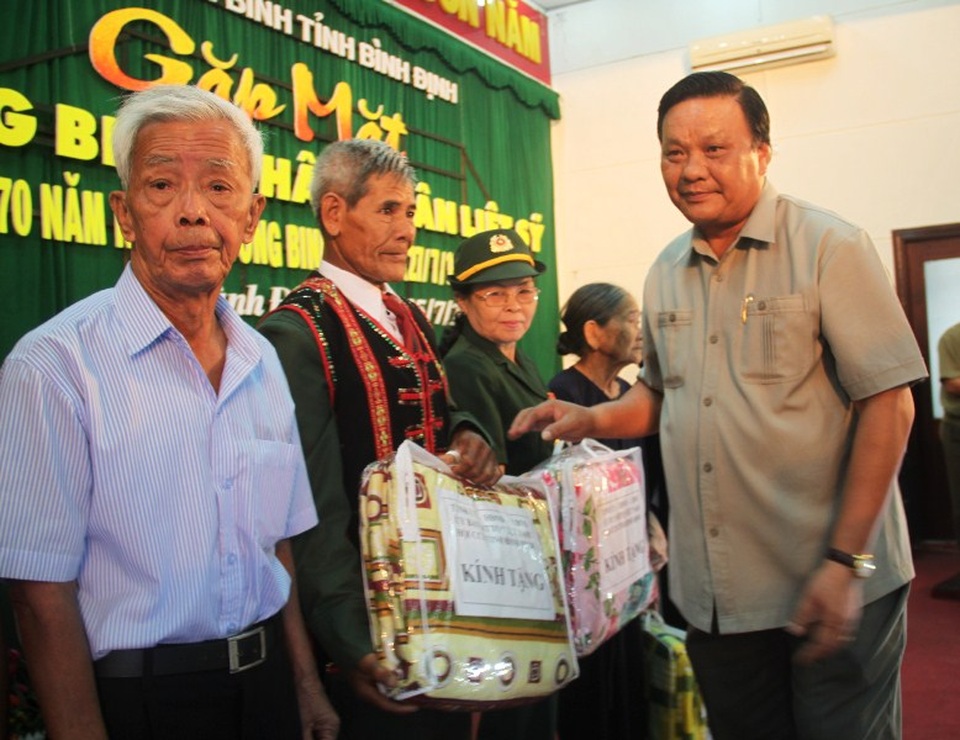 Buổi gặp mặt xúc động của những người cựu binh từng vào sinh ra tử - 5 Phó Bí thư Tỉnh ủy Bình Định Lê Kim Toàn tặng quà cho Anh hùng lực lượng vũ trang nhân dân Nguyễn Kim (ngoài cùng)