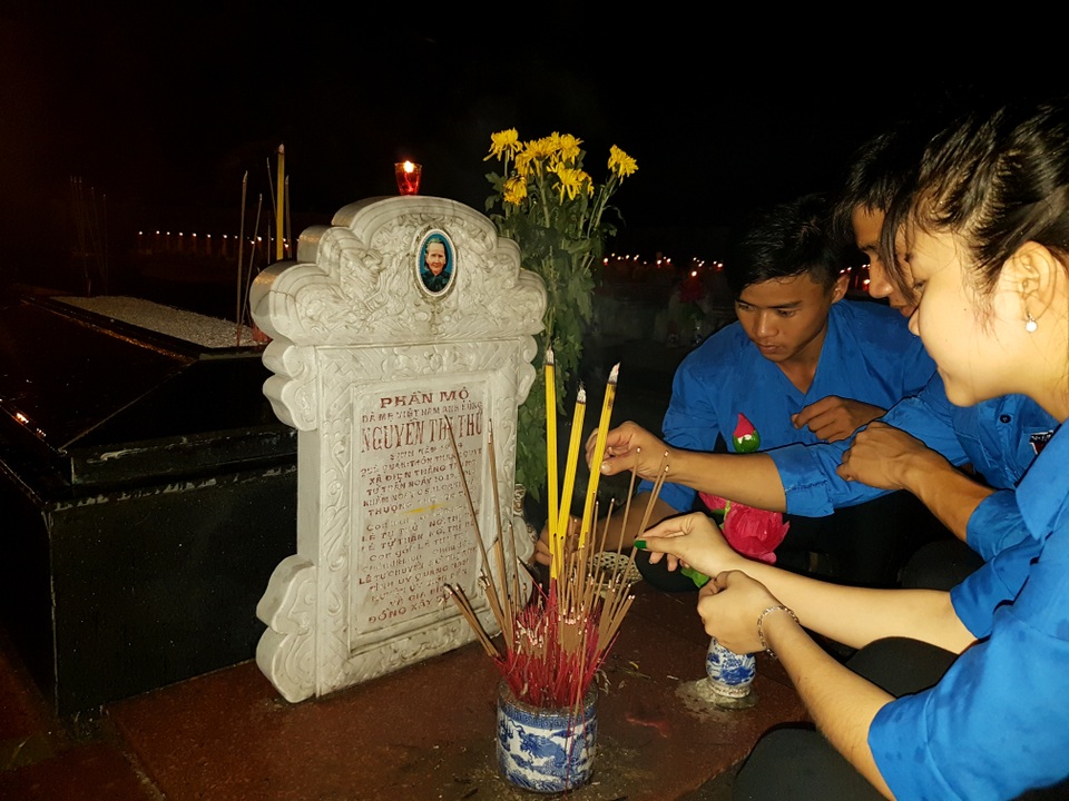 Khánh thành Đại hồng chung tri ân các liệt sĩ - 3 Các bạn trẻ thắp hương mộ mẹ Nguyễn Thị Thứ trong khuôn viên nghĩa trang