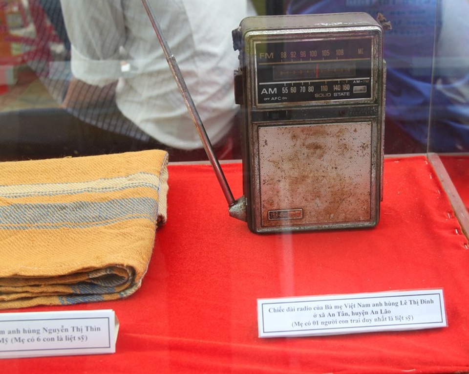 Lá thư của người con liệt sĩ gửi về mẹ Việt Nam anh hùng - 6 Đài radio và khăn choàng của các mẹ