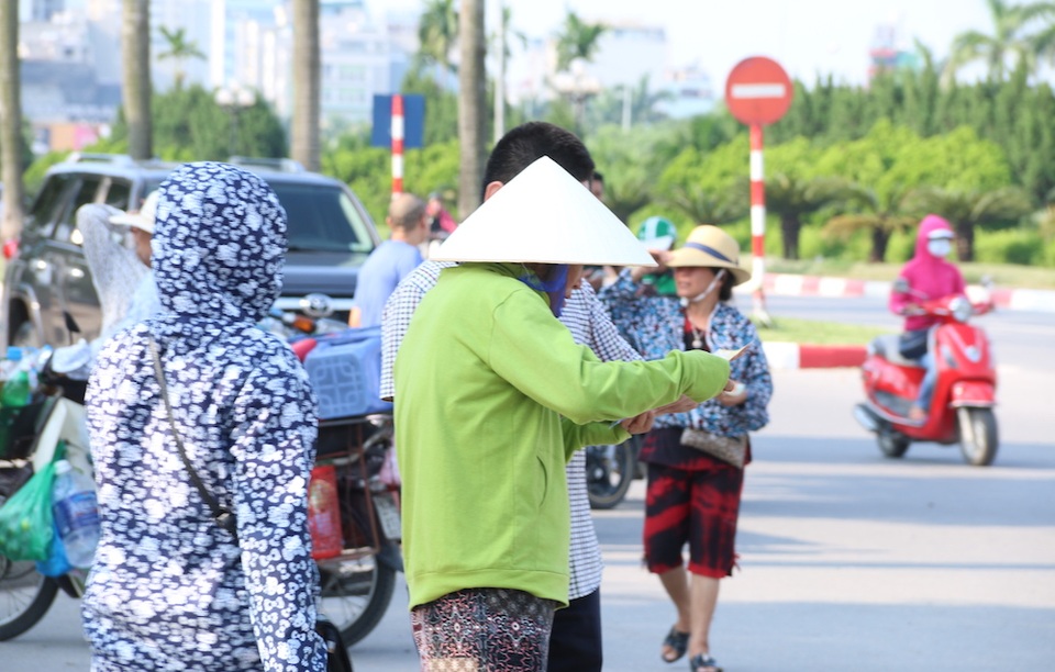 Không khí ảm đạm trước trận U22 Việt Nam-Ngôi sao K-League - 4 Dưới trời nắng như thiêu đốt ở Mỹ Đình nhiều cò chán nản chẳng buồn buôn. Một cò có thâm niên hàng chục năm buôn vé ở Mỹ Đình cho biết mấy trận gần đây toàn là những trận không có sức hút của người hâm mộ nên chán chẳng buồn buôn.