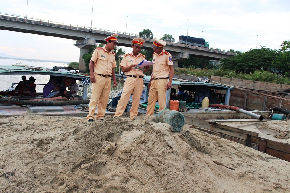 Lực lượng cảnh sát đường thủy xử lý các ghe cát trái phép