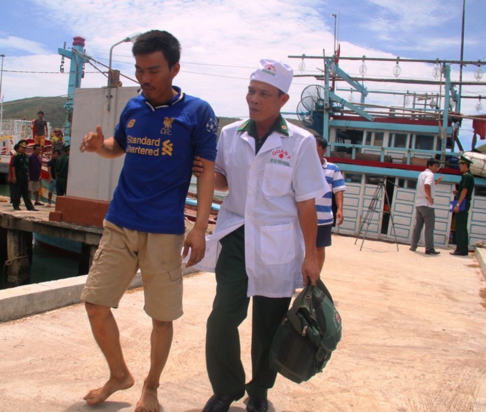 Ngư dân kể chuyện cứu 10 thuyền viên trên con tàu chìm - 3 Một thuyền viên trên tàu vận tải có dấu hiệu mệt mỏi, buồn nôn khi tàu cập bờ