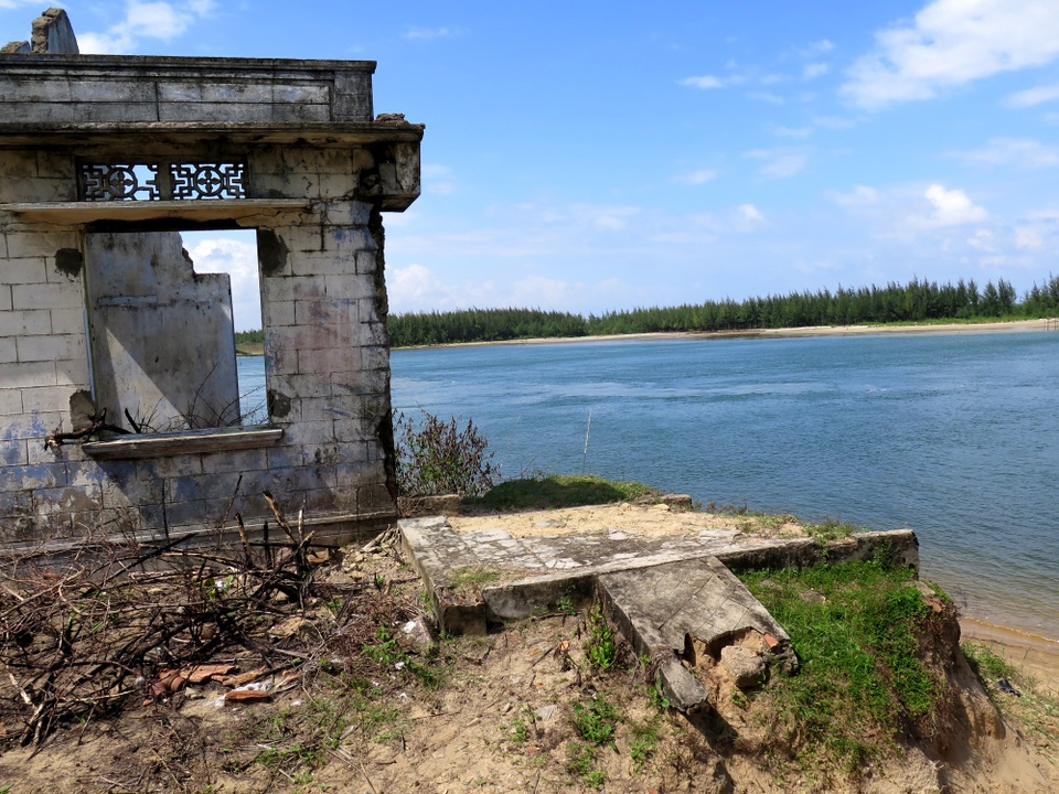 Khẩn cấp xây kè bảo vệ bờ biển xã đảo Tam Hải - 3 Nhiều nhà dân đã bị sóng biển đánh sập, phải di dời đi nơi khác