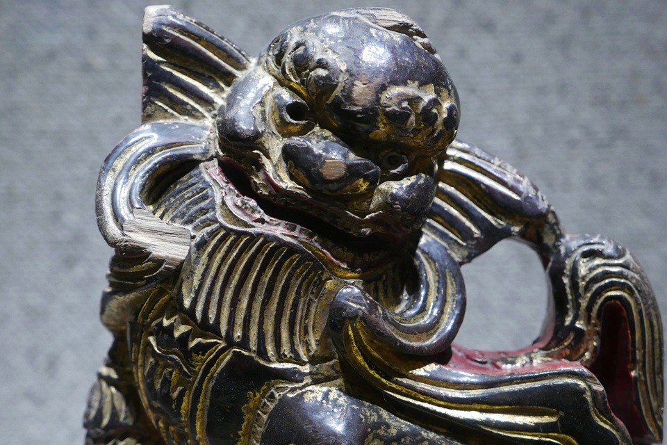 Hà Nội: Ngắm cổ vật sơn son thếp vàng hàng trăm năm tuổi - 3
Cận cảnh nét chạm khắc tinh xảo kết hợp màu đỏ của sơn, ánh sáng của vàng tạo nên bức tượng sư tử sinh động, quyền quý.