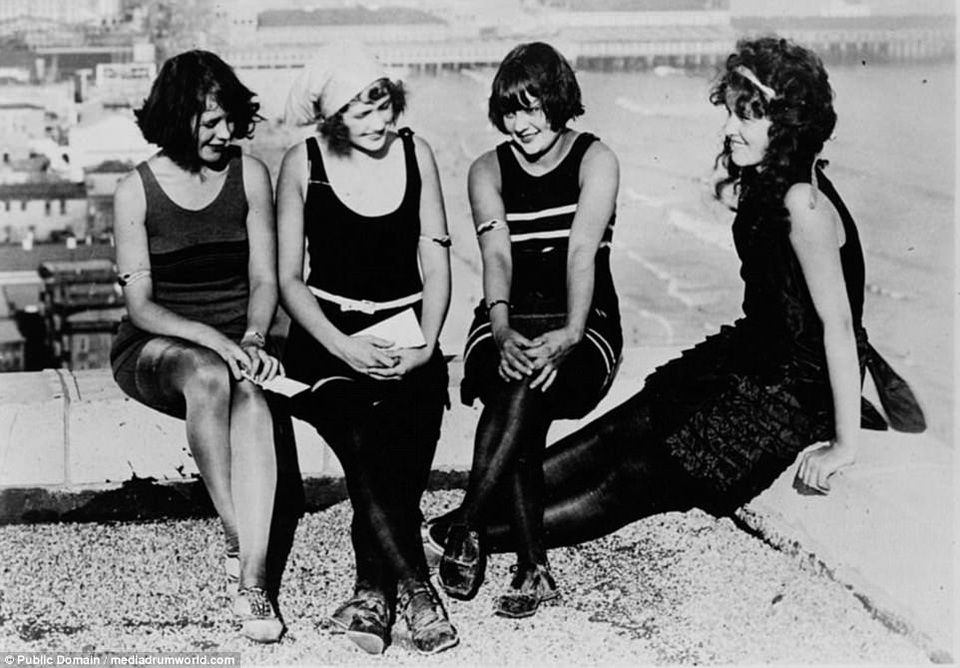 Một nhóm các cô gái tắm nắng bên bờ biển Atlantic (Mỹ) hồi năm 1922. Thời này, các cô gái bắt đầu có những bước đi táo bạo đầu tiên, họ thay thế những đôi tất dày che kín bắp chân bằng những đôi tất da chân mỏng manh.