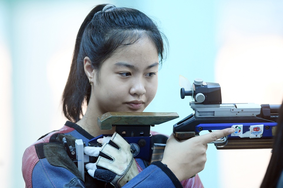 
Nội dung súng trường hơi gây chú ý với đông đảo nữ xạ thủ cùng những cây súng thể thao chuyên dụng, lạ mắt.
