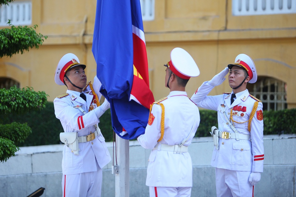 Lễ thượng cờ ASEAN kỷ niệm 50 năm ngày thành lập - 4
Cờ Hiệp hội các quốc gia Đông Nam Á ASEAN được các thành viên đội danh dự gắn trang trọng lên cột cờ.