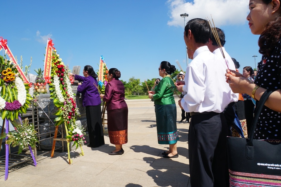 Đoàn đại biểu nữ Quốc hội Việt Nam và Lào làm việc với tỉnh Quảng Nam - 3 Đoàn nữ đại biểu Quốc hai nước dâng hương tại Tượng đài Mẹ Việt Nam Anh hùng