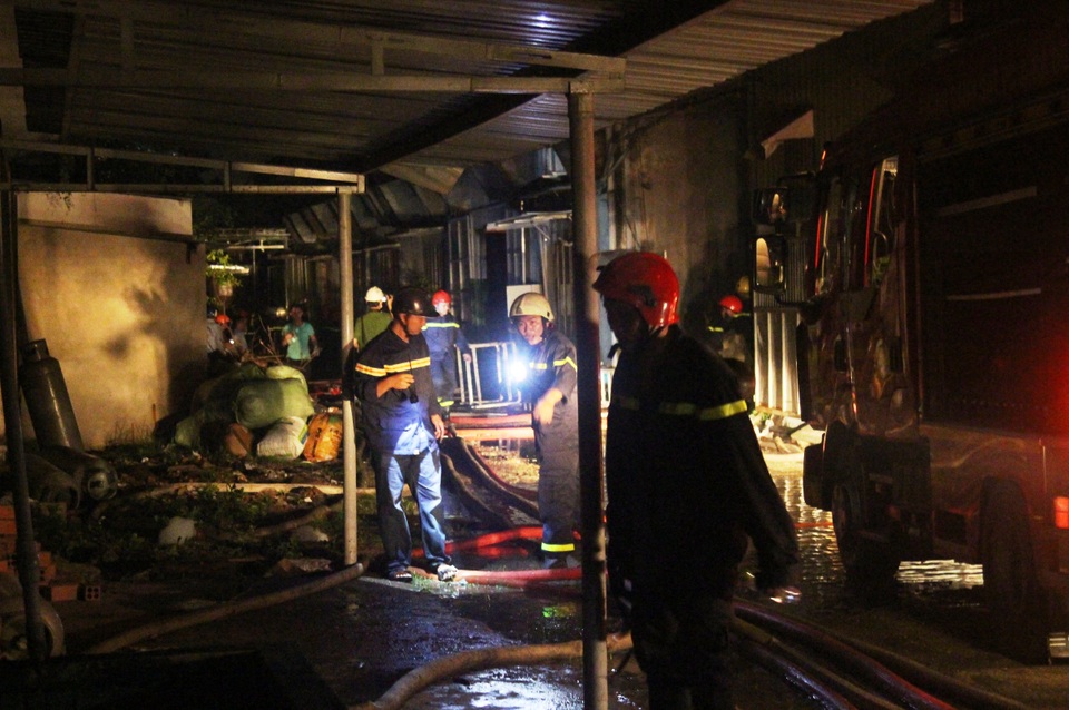 Lực lượng cảnh sát PCCC đã bảo vệ an toàn nhiều kho, xưởng sản xuất và nhà dân trong vụ cháy.