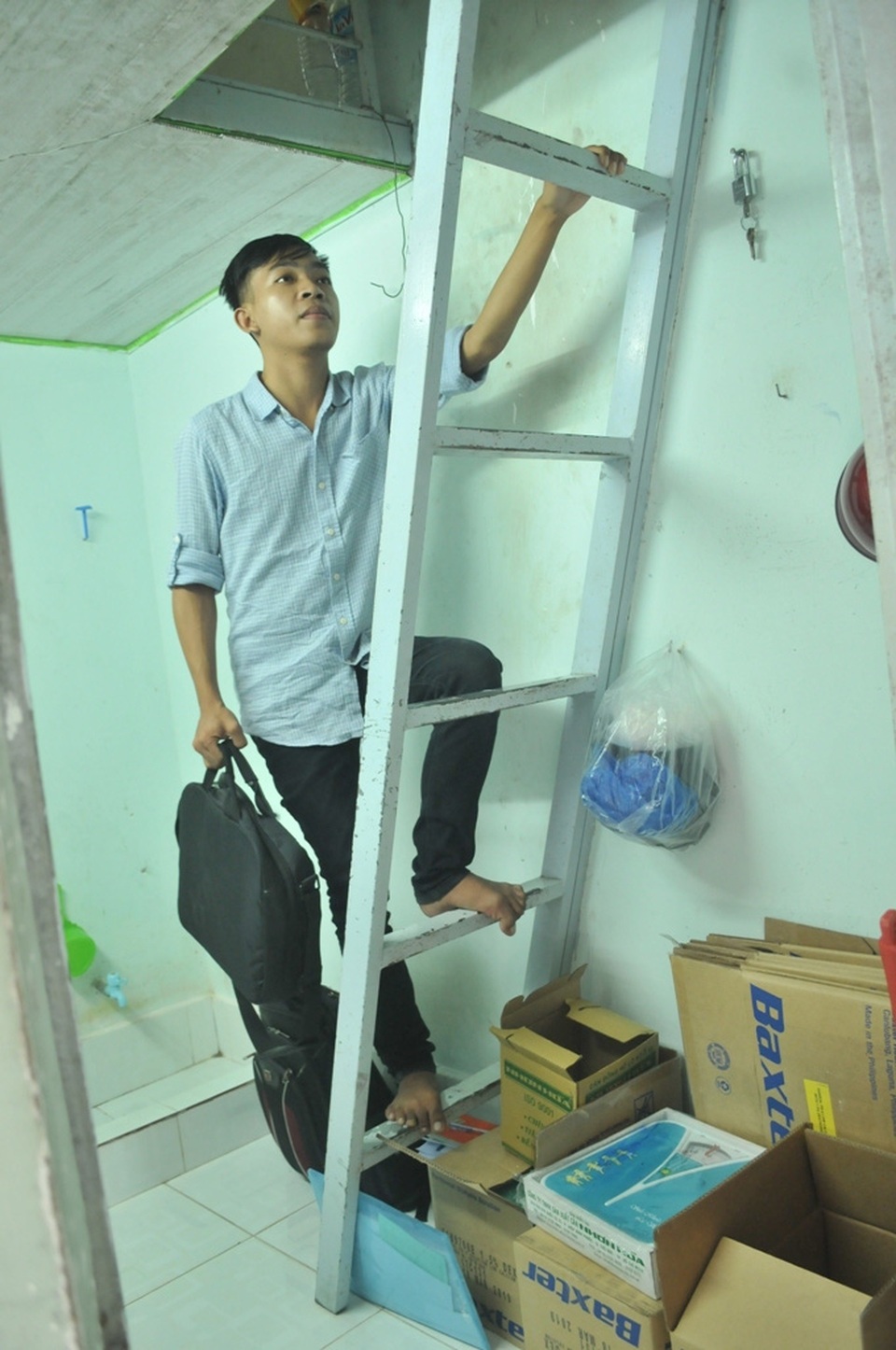 Thương cậu sinh viên mồ côi cha mẹ, khốn đốn vì bệnh suy thận mãn - 3 Để tiết kiệm, Na chỉ dám thuê căn phòng nhỏ thó như thế này. Tuy nhiên, mỗi lần muốn nghỉ ngơi, Na phải leo lên cầu thang thế này