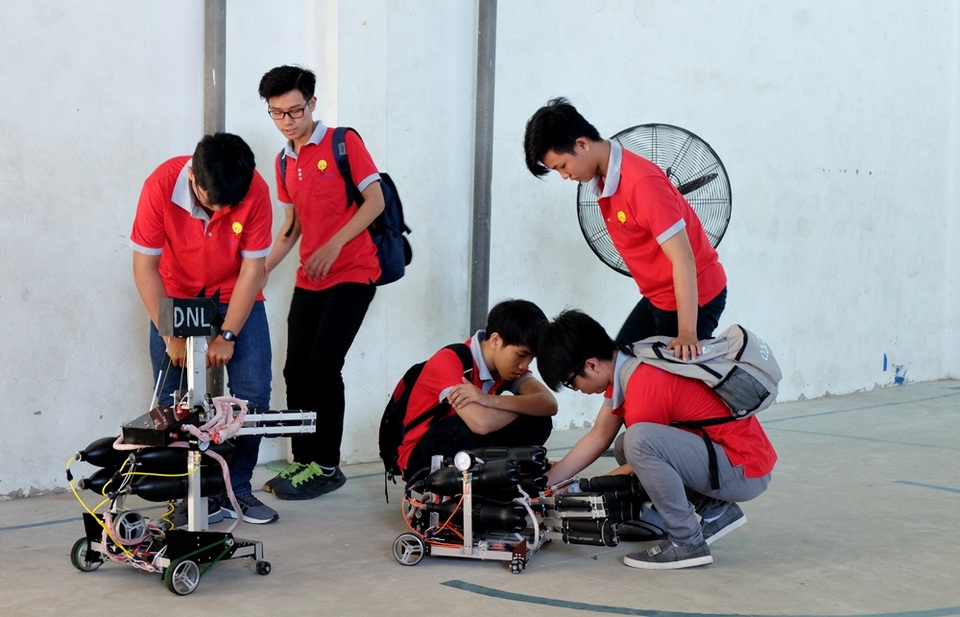 Các robot do các em học sinh tự thiết kế, lập trình đã hoàn thiện ngay tại lễ khởi động, bốc thăm, chia bảng tham dự Cuộc thi sáng nay 14/8