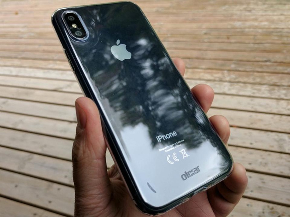 Lộ video cùng hình ảnh thực tế bên trong nhà máy sản xuất iPhone 8 - 5 Thậm chí đã có hình ảnh trên tay iPhone 8 phiên bản màu đen, từ trước khi sản phẩm được ra mắt.