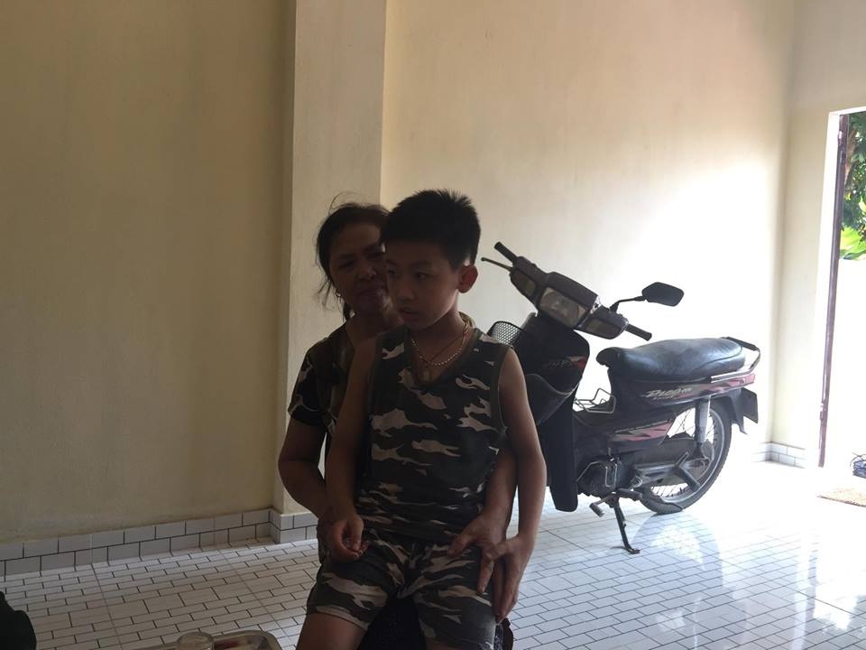 Nhiều khi nhìn cháu thèm thuồng chơi đùa cùng bạn bè nhưng đành cắn răng giữ cháu trong nhà vì chỉ cần chơi mệt một chút là cháu lên cơn tức ngực, khó thở”, bà nội Trường chia sẻ.