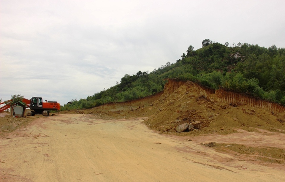 Dừng việc doanh nghiệp tự ý khai thác đất trái phép tại Bình Định! - 3 Chiều 16/8, hoạt động khai thác tại núi Hòn Ách đã tạm dừng