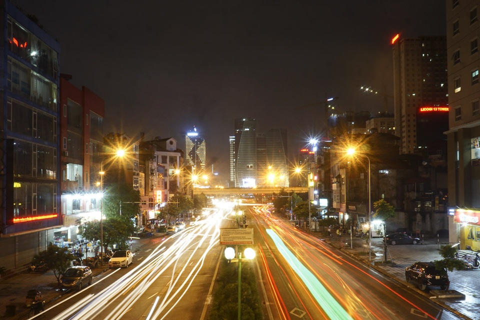 Hà Nội lung linh về đêm - 3
Đường Tố Hữu nối quận Hà Đông về trung tâm thành phố. Đây cũng là một con đường quan trọng chia sẻ giao thông cùng trục đường Nguyễn Trãi ở hướng Tây.