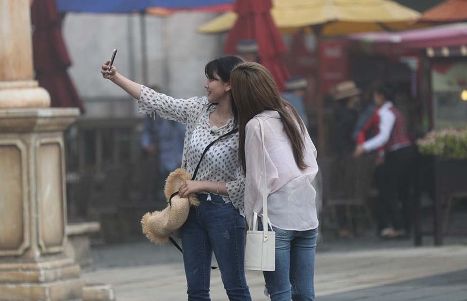 8 cô nàng xinh đẹp TWICE ngẩn ngơ với đường lên tiên cảnh ở Đà thành - 3 Cảnh đẹp khiến hai cô nàng liên tục “selfie”