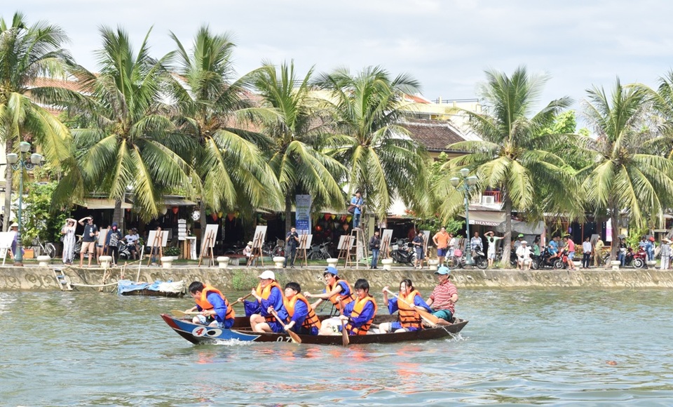 Các bạn tình nguyện viên đến từ trường Đại học Kinh tế Nhật Bản cũng hết sức mình trên đường đua, với sức trẻ của mình các bạn quyết tâm về đích