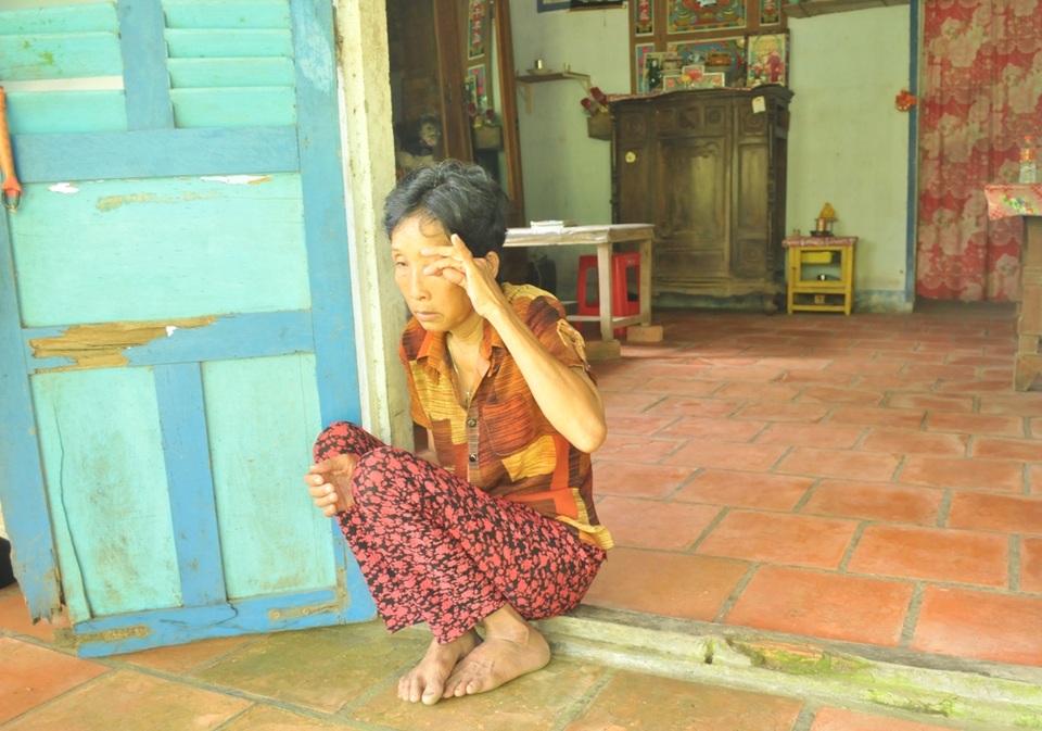 Mẹ và anh trai cùng mắc bệnh tim, nữ sinh lớp 11 đứng trước nguy cơ bỏ học - 1 Bà Phạm Thị Sáu không sợ chết nữa, bà chỉ sợ khi bà về với ông bà, hai đứa con thơ dại của bà không biết nương tựa vào ai để sống