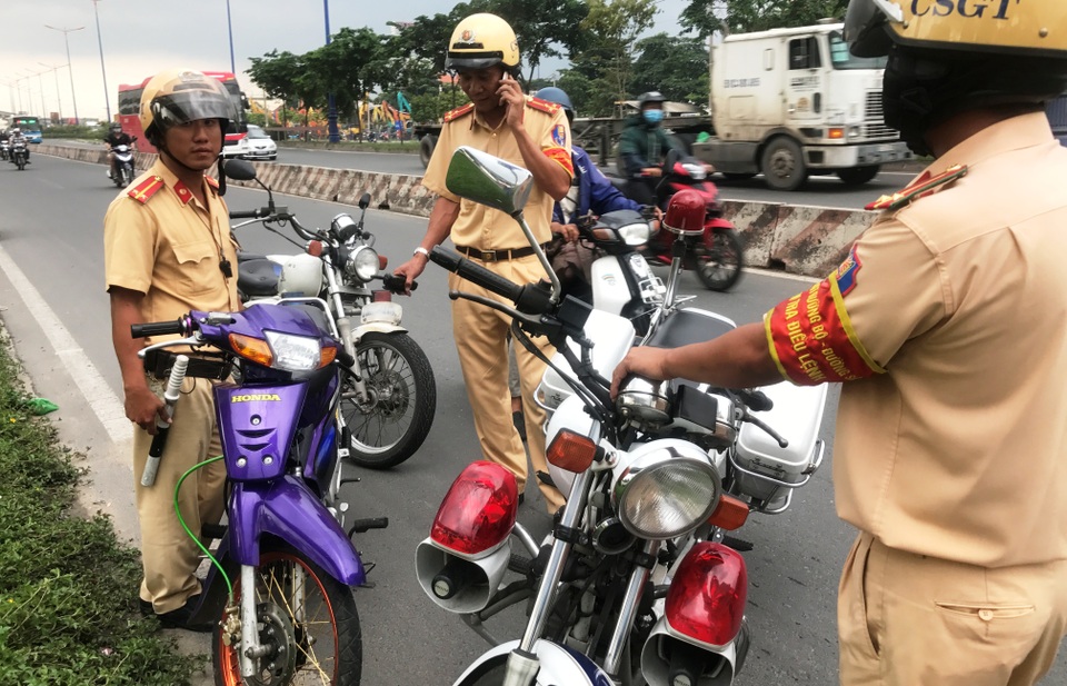 Chạy xe vào đường cấm, nam thanh niên chống đối CSGT rồi… bỏ xe - 4
Lực lượng CSGT đưa chiếc xe về phục vụ công tác điều tra.