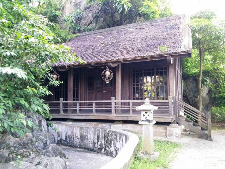 Không gian xung quanh núi đã được con người cải tạo lại, xây dựng thêm nhiều hạng mục phục vụ du lịch. Cây xanh tỏa bóng mát khắp các lối đi xung quanh núi, những ngôi nhà sàn đơn sơ tạo thêm sự thân thiện với môi trường.