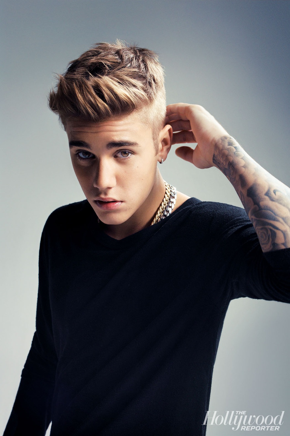 Justin Bieber: Hồi năm 2015, khi đang chuẩn bị bước vào một show diễn, Justin Bieber bỗng trở nên cẩn thận lạ thường, anh lấy khăn ra… lau sàn sân khấu vì thấy có một ít nước vương trên sàn, vị trí lau này nằm ở rìa sân khấu nên một nhóm fan phấn khích liền giằng kéo chiếc khăn trong tay Bieber, khiến nam ca sĩ khó chịu, rời khỏi sân khấu và từ chối biểu diễn tiếp.