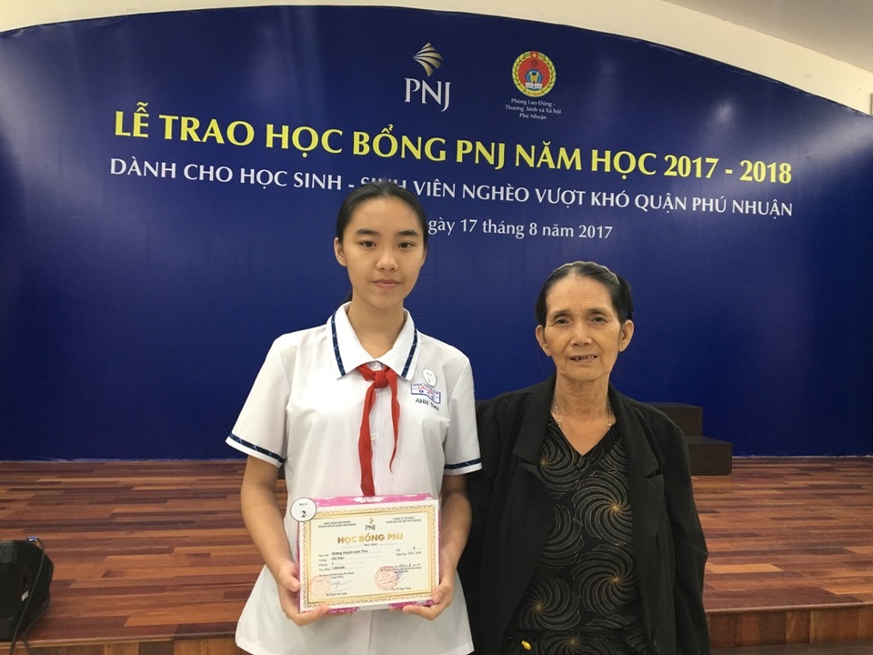 Học bổng PNJ giúp nhiều học sinh nghèo Phú Nhuận đến gần cánh cửa đại học hơn - 3 Em Nguyễn Huỳnh Anh Thư nhận Học bổng PNJ cùng niềm hân hoan của gia đình